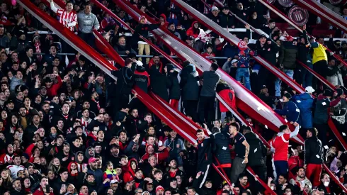 Torcida do Estudiantes. (Photo by Marcelo Endelli/Getty Images)