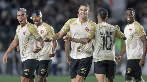 Puma Rodriguez jogador do Vasco comemora seu gol com jogadores do seu time durante partida contra o Bahia no estadio Sao Januario pelo campeonato Brasileiro A 2025. Foto: Thiago Ribeiro/AGIF