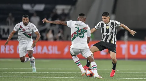 Hércules e Savarino durante Botafogo x Fluminense – Foto: Thiago Ribeiro/AGIF