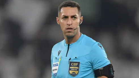 O arbitro Rodrigo Jose Pereira de lima durante partida entre Botafogo e Corinthians no estadio Engenhao pelo campeonato Brasileiro A 2025. Foto: Thiago Ribeiro/AGIF