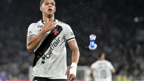 RJ – RIO DE JANEIRO – 21/09/2025 – BRASILEIRO A 2025, FLAMENGO X VASCO – Barros jogador do Vasco comemora gol durante partida contra o Flamengo no estadio Maracana pelo campeonato Brasileiro A 2025. Foto: Thiago Ribeiro/AGIF