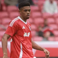 Entrada de Victor Gabriel em Caíque gera amarelo e irrita torcida do Internacional: “Erro evitável”