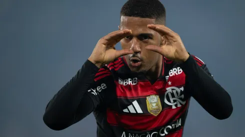 Corinthians recebe Flamengo e terá Samuel Lino, torcedor declarado do Timão, em busca de provação no rival. Foto: Jorge Rodrigues/AGIF