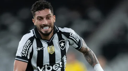 Alex Telles jogador do Botafogo durante partida contra o Mirassol no estadio Engenhao pelo campeonato Brasileiro A 2025. Foto: Jorge Rodrigues/AGIF