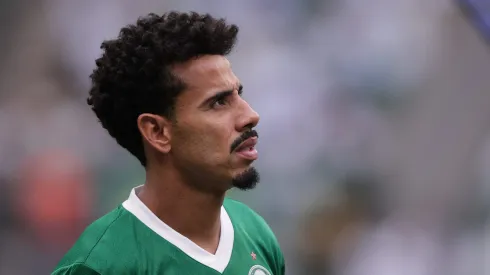 Lucas Evangelista, volante do Palmeiras sentiu dores musculares e pediu substituição logo no início do primeiro tempo contra o Bahia