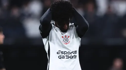 Talles Magno, jogador do Corinthians, lamenta durante partida contra o Bahia no estadio Arena Corinthians pelo campeonato Brasileiro A 2025. Foto: Ettore Chiereguini/AGIF