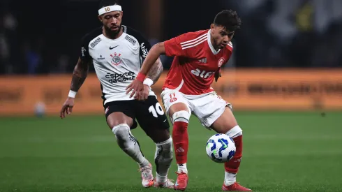 Memphis Depay jogador do Corinthians disputa lance com Romero jogador do Internacional durante partida no estadio Arena Corinthians pelo campeonato Brasileiro A 2025. Foto: Ettore Chiereguini/AGIF