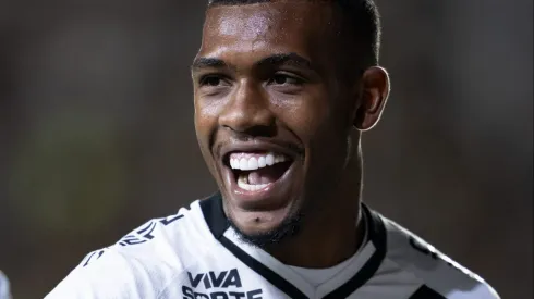 Rayan jogador do Vasco comemora seu gol durante partida contra o Cruzeiro no estadio Sao Januario pelo campeonato Brasileiro A 2025. Foto: Jorge Rodrigues/AGIF
