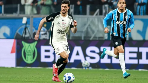 Hector Hernandez jogador do Corinthians durante partida contra o Gremio no estadio Arena do Gremio pelo campeonato Brasileiro A 2025. Foto: Maxi Franzoi/AGIF