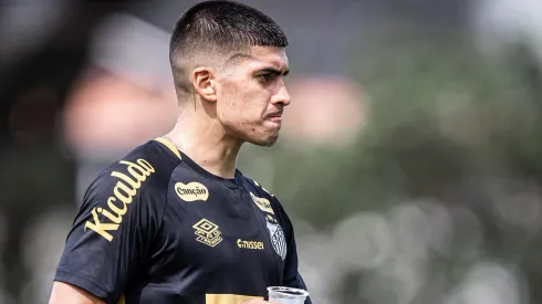 Adonis Frías está de volta ao time após ser preservado contra o RB Bragantino – Foto: Raul Baretta/Santos FC