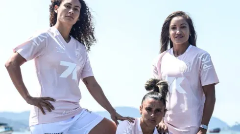 Santos lança camisa rosa em homenagem ao Outubro Rosa – Foto: Reinaldo Campos/Santos FC