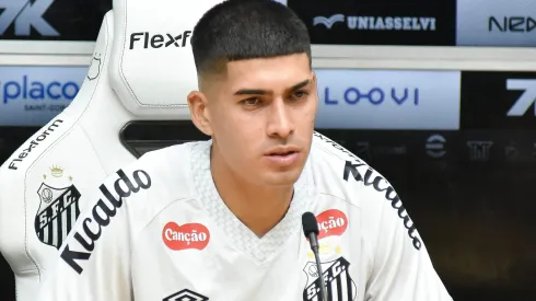 ADONIS FRIAS – Adonis Frias durante sua apresentacao oficial como jogador do Santos em coletiva de imprensa realizada no Vila Belmiro. Foto: Jota Erre/AGIF