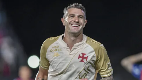 Vegetti jogador do Vasco comemora gol – Foto: Thiago Ribeiro/AGIF