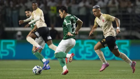 Raphael Veiga jogador do Palmeiras disputa lance com José Rodríguez jogador do Vasco – Foto: Anderson Romao/AGIF