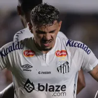 Tiquinho Soares perde gol inacreditável em Santos x Grêmio e gera revolta da torcida: “Pavoroso”