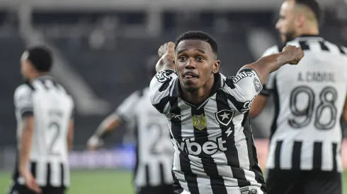 Jeffinho retorna às redes e dá alívio ao Botafogo após 16 meses sem gols. Foto: Thiago Ribeiro/AGIF