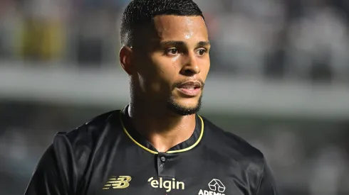 Mailton jogador do Sao Paulo durante partida contra o Santos no estadio Vila Belmiro pelo campeonato Brasileiro A 2025. Foto: Jota Erre/AGIF