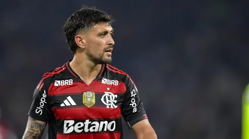 FLAMENGO X VASCO – Arrascaeta jogador do Flamengo durante partida contra o Vasco no estadio Maracana pelo campeonato Brasileiro A 2025. Foto: Thiago Ribeiro/AGIF