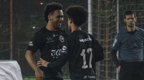 Mateus Emanuel e Rafael Victor celebram gol da WK. A agência teve noite de remontada na Arena Neymar