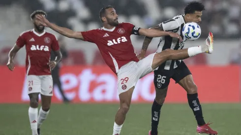Gregore jogador do Botafogo disputa lance com Thiago Maia jogador do Internacional durante partida no estadio Engenhao pelo campeonato Brasileiro A 2025. Foto: Jorge Rodrigues/AGIF