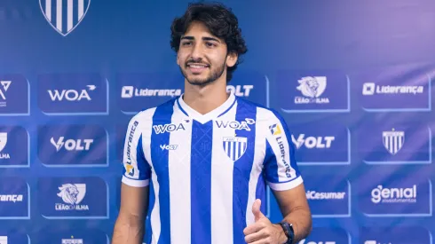 JP posa para fotos durante sua apresentacao oficial como jogador do Avai em coletiva de imprensa realizada na Ressacada. Foto: Beno Kuster/AGIF