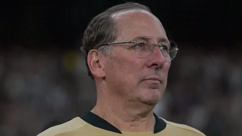 John Textor reclama da arbitragem em vitória do Internacional sobre o Botafogo.