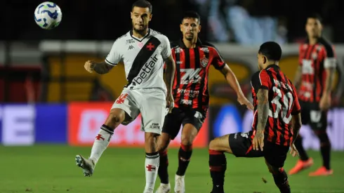 Coutinho em ação pelo Vasco no Brasileirão – Foto: Jhony Pinho/AGIF