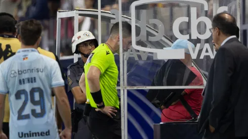 Lucas Casagrande faz consulta ao VAR durante partida entre Bragantino e Grêmio – Foto: Joisel Amaral/AGIF