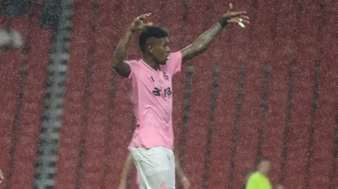 Vitão, zagueiro do Inter em partida pelo campeonato brasileiro