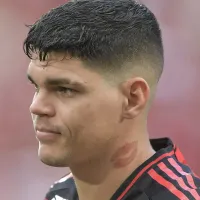 Torcida do Flamengo critica Filipe Luís por insistir em Ayrton Lucas contra o Bahia