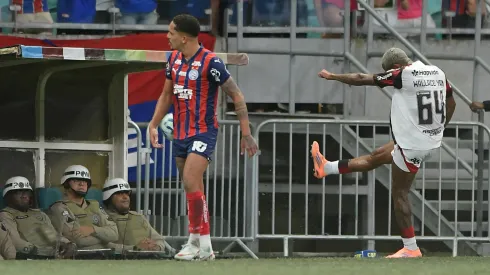 Wallace Yan durante expulsão em Bahia x Flamengo – Foto: Jhony Pinho/AGIF