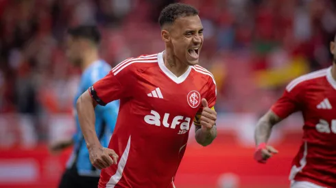 Alan Patrick jogador do Internacional comemora seu gol durante partida contra o Gremio no estadio Beira-Rio pelo campeonato Brasileiro A 2025. Foto: Maxi Franzoi/AGIF