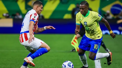 Vini Jr em ação pela Seleção Brasileira em partida das Eliminatórias – Foto: Fabio Giannelli/AGIF