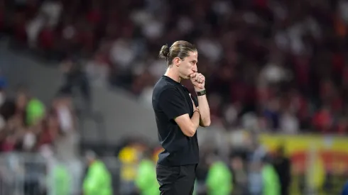 RJ – RIO DE JANEIRO – 02/10/2025 – BRASILEIRO A 2025, FLAMENGO X CRUZEIRO – Filipe Luis tecnico do Flamengo durante partida contra o Cruzeiro no estadio Maracana pelo campeonato Brasileiro A 2025. Foto: Thiago Ribeiro/AGIF