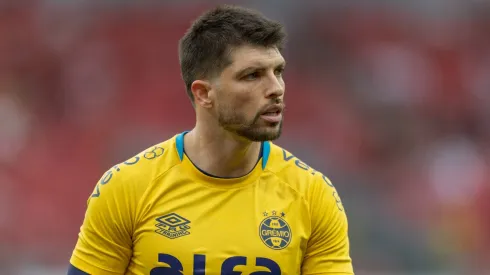Tiago Volpi jogador do Gremio durante partida contra o Internacional no estadio Beira-Rio pelo campeonato Brasileiro A 2025. Foto: Liamara Polli/AGIF