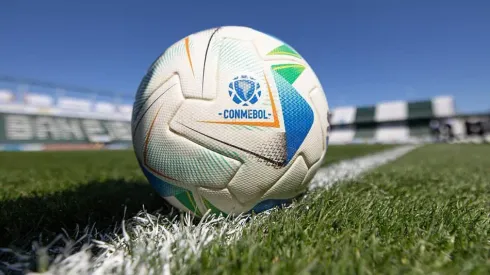 Bola oficial da Libertadores. Foto: Staff Images Woman/CONMEBOL