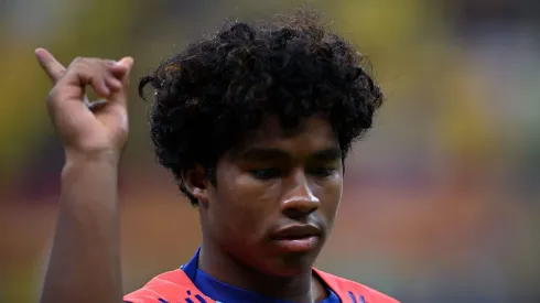 Endrick jogador do Brasil durante aquecimento antes partida contra o Peru no estadio Mane Garrincha pelo campeonato Eliminatorias Copa Do Mundo 2026. Foto: Mateus Bonomi/AGIF