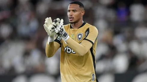 John foi lembrado por Carlo Ancelotti após suas atuações pelo Botafogo e no futebol inglês. Foto: Thiago Ribeiro/AGIF