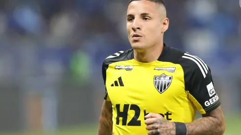 Guilherme Arana jogador do Atletico-MG durante aquecimento antes da partida contra o Cruzeiro no estadio Mineirao pelo campeonato Copa Do Brasil 2025. Foto: Gilson Lobo/AGIF