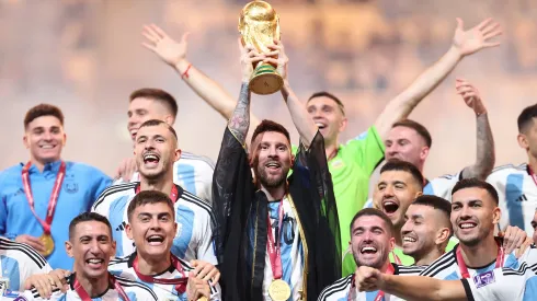 Messi ergue a taça da Copa do Mundo em 2022 com tricampeonato da Argentina (Julian Finney/Getty Images)