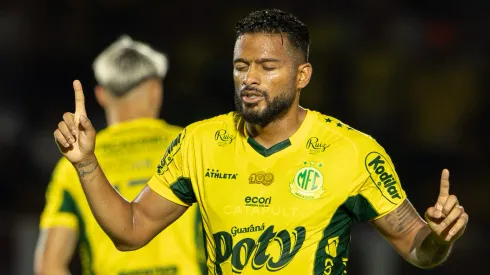 Reinaldo jogador do Mirassol comemora gol durante partida contra o Mirassol no estadio Jose Maria de Campos Maia pelo campeonato Brasileiro A 2025. Foto: Joisel Amaral/AGIF
