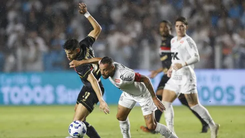 SANTOS, BRAZIL – SEPTEMBER 21: Guilherme (R) of Santos fights for the ball against Damian Bobadilla of Sao Paulo during a match between Santos and Sao Paulo as part of Brasileirao 2025 at Urbano Caldeira Stadium (Vila Belmiro) on September 21, 2025 in Santos, Brazil. (Photo by Miguel Schincariol/Getty Images)
