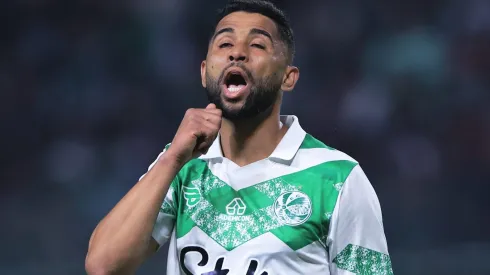 Rodrigo Sam ignora ordem do médico e segue em campo mesmo após forte pancada na cabeça. Foto: Ettore Chiereguini/AGIF