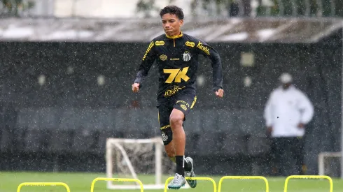 SP – SANTOS – 10/10/2025 – SANTOS, TREINO – Robinho Jr jogador do Santos durante treino no Centro de Treinamento CT Rei Pele. Foto: Mauricio De Souza/AGIF