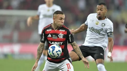 Everton Cebolinha jogador do Flamengo disputa lance com Marola Freitas jogador do Botafogo durante partida no estadio Maracana pelo campeonato Brasileiro A 2025. Foto: Thiago Ribeiro/AGIF