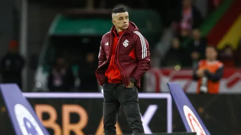 D'alessandro, diretor esportivo do Internacional no gramado do Estádio Beira-Rio (Foto: Pedro H. Tesch/Getty Images)