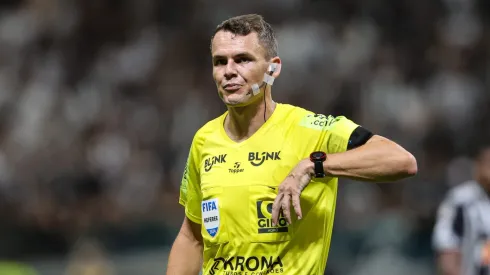 O arbitro Paulo Cesar Zanovelli no clássico. Foto: Gilson Lobo/AGIF