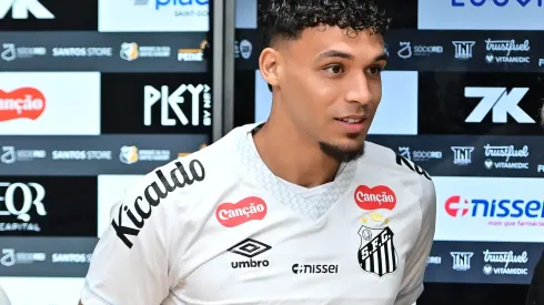 SP – SANTOS – 05/09/2025 – SANTOS, APRESENTACAO VICTOR HUGO – Victor Hugo durante sua apresentacao oficial como jogador do Santos em coletiva de imprensa realizada no Vila Belmiro. Foto: Jota Erre/AGIF