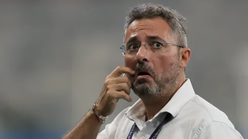 Alexandre Mattos trata das negociações no Santos.