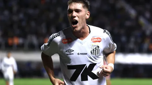 SP – SANTOS – 01/05/2025 – COPA DO BRASIL 2025, SANTOS X CRB – Benjamin Rollheiser jogador do Santos comemora seu gol durante partida contra o CRB no estadio Vila Belmiro pelo campeonato Copa Do Brasil 2025. Foto: Marcello Zambrana/AGIF